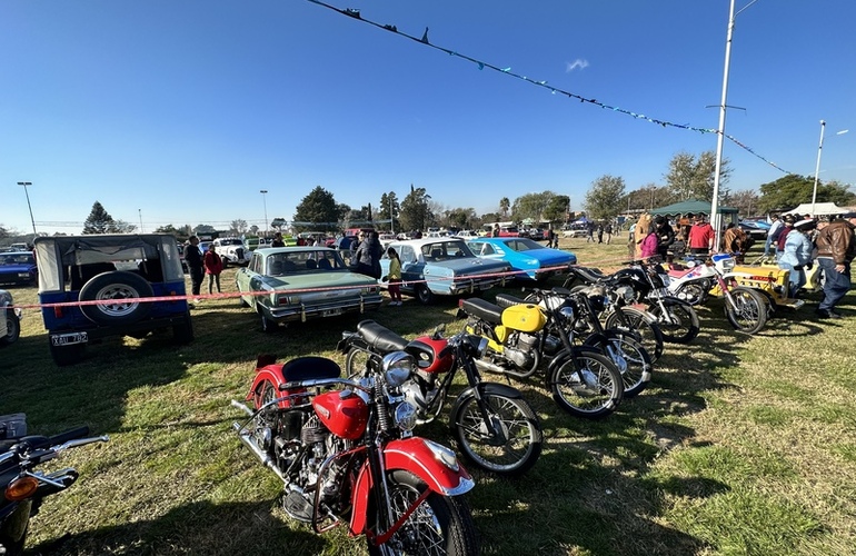 Imagen de 2º Encuentro de Autos y Motos en el Polideportivo de Pueblo Esther