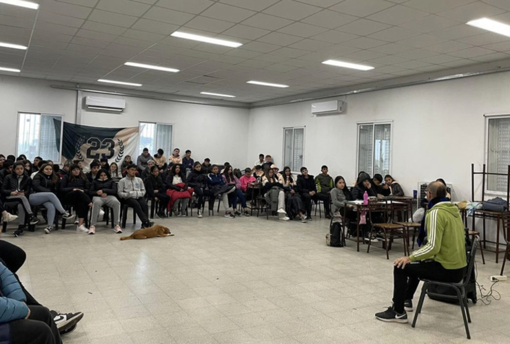 Imagen de Kurt Lutman, en General Lagos. Visitó la Escuela Secundaria y habló con alumnos sobre deporte, juventud y más.