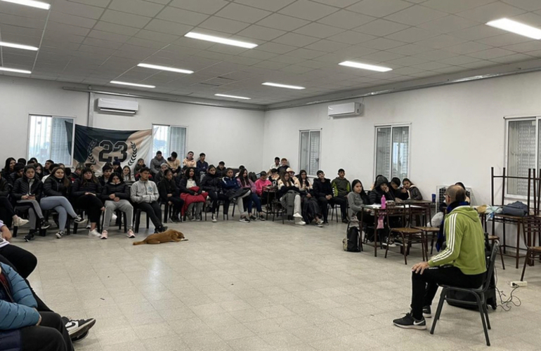 Imagen de Kurt Lutman, en General Lagos. Visitó la Escuela Secundaria y habló con alumnos sobre deporte, juventud y más.