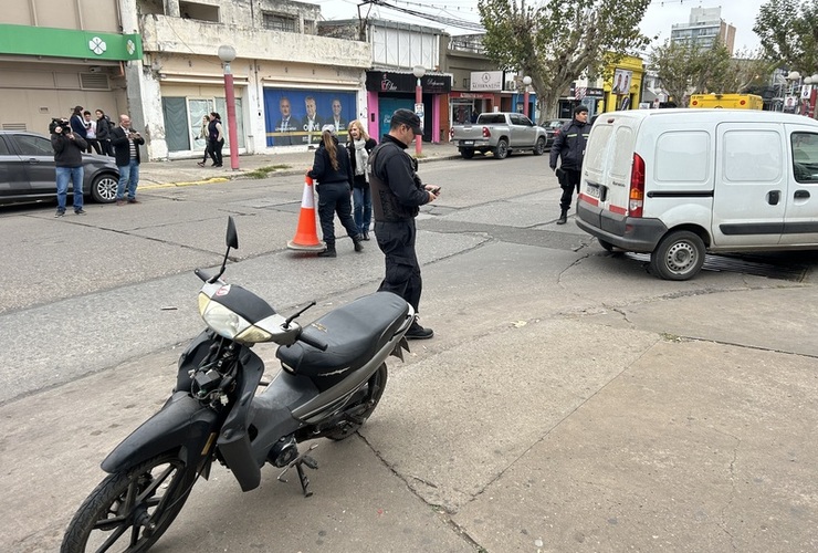 La moto sufrió algunos daños materiales.