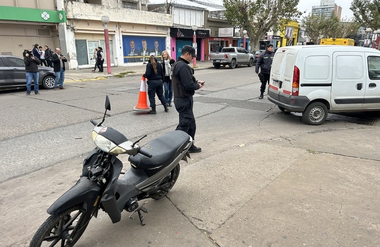 La moto sufrió algunos daños materiales.