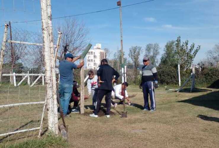 Imagen de Los Amigos de la Estación, remodelan alambrado perimetral en las canchas del ferrocarril.