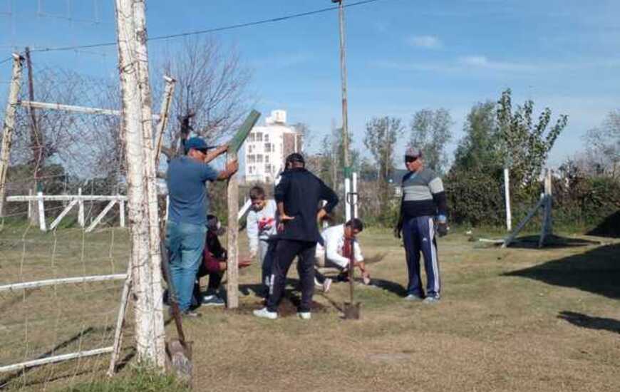 Imagen de Los Amigos de la Estaci&oacute;n, remodelan alambrado perimetral en las canchas del ferrocarril.