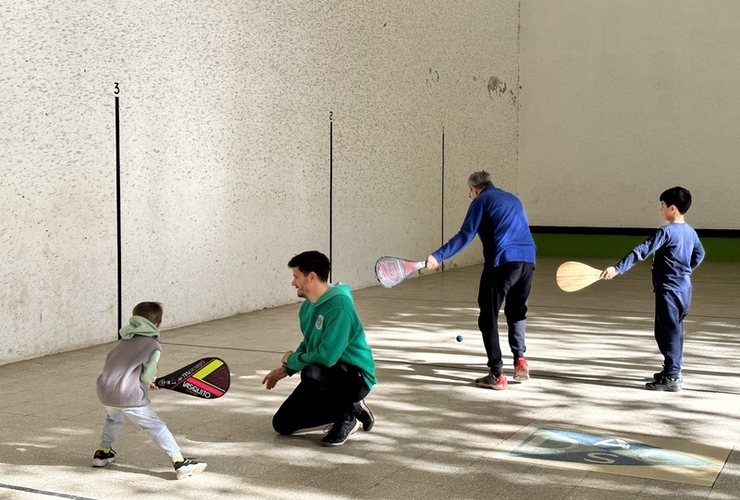 Imagen de Iniciaron las clases de la Escuela de Pelota Paleta en el Rowing Club.