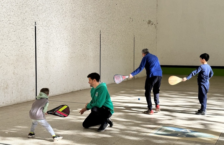 Imagen de Iniciaron las clases de la Escuela de Pelota Paleta en el Rowing Club.