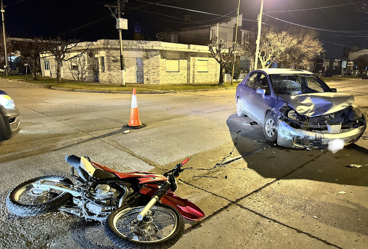 Imagen de Accidente de tránsito entre una moto y un auto en Sarmiento y Rivadavia.