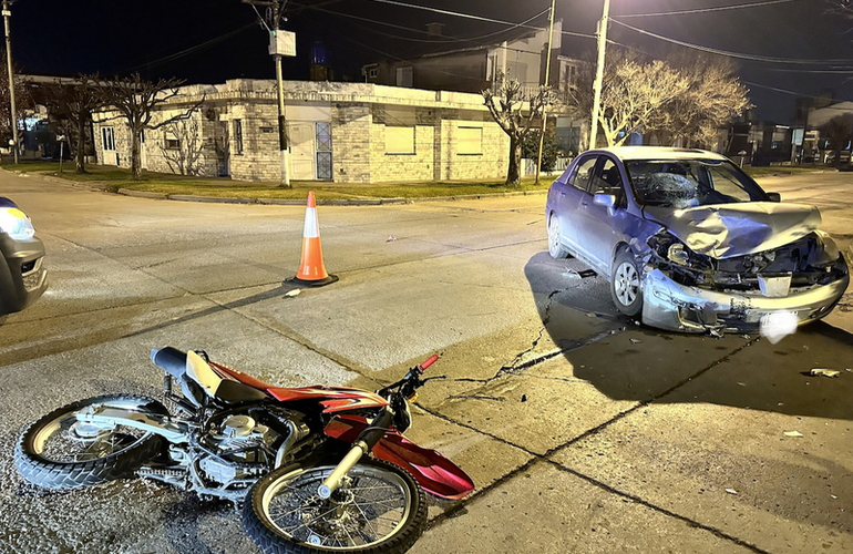 Imagen de Accidente de tránsito entre una moto y un auto en Sarmiento y Rivadavia.