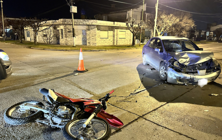 Imagen de Accidente de tr&aacute;nsito entre una moto y un auto en Sarmiento y Rivadavia.