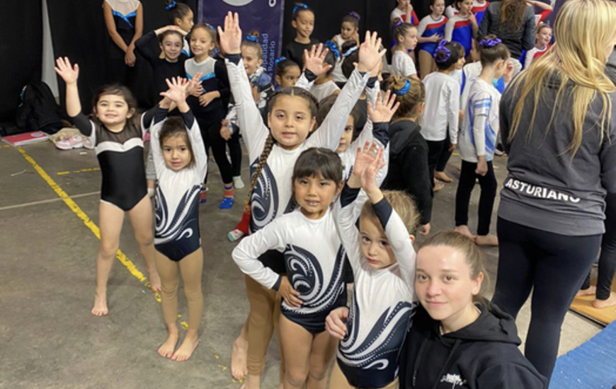 Imagen de Gimnastas de Uni&oacute;n, compitieron en Rosario a nivel Escuela.