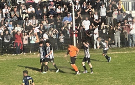 El festejo de gol de Renzo Altamura con la hinchada Panza.