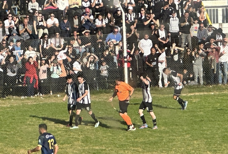 El festejo de gol de Renzo Altamura con la hinchada Panza.