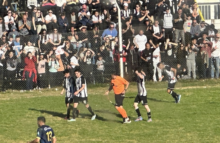 El festejo de gol de Renzo Altamura con la hinchada Panza.