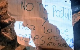 Imagen de Balearon canchita de f&uacute;tbol 5 y dejaron una nota con amenazas