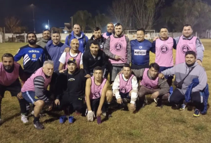 Imagen de El equipo 'Senior +40' de Los Amigos de la Estación, debutó en un amistoso ante Coronel Domínguez.