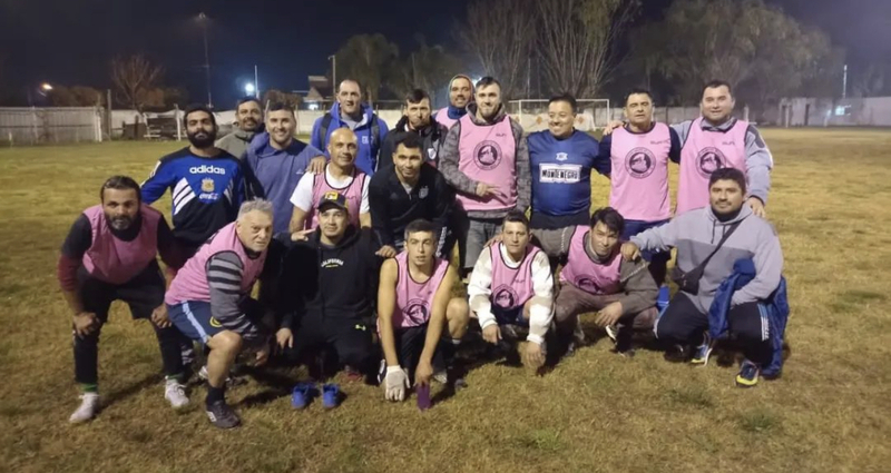 Imagen de El equipo 'Senior +40' de Los Amigos de la Estaci&oacute;n, debut&oacute; en un amistoso ante Coronel Dom&iacute;nguez.