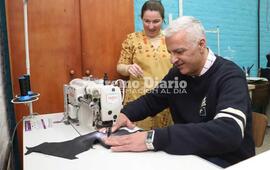 Imagen de Nizar Esper entreg&oacute; una m&aacute;quina para el taller de marroquiner&iacute;a