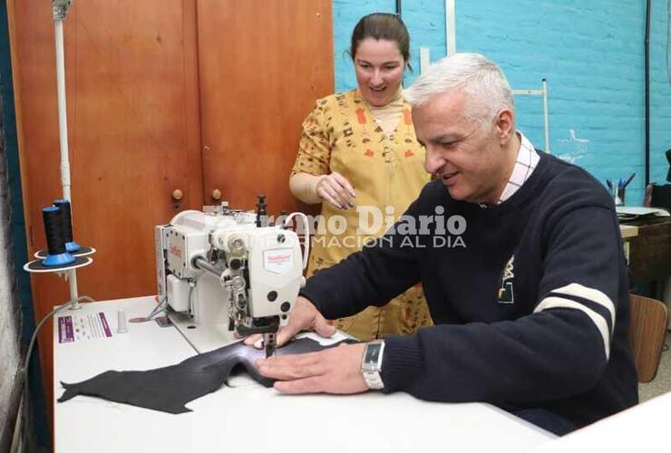 Imagen de Nizar Esper entregó una máquina para el taller de marroquinería