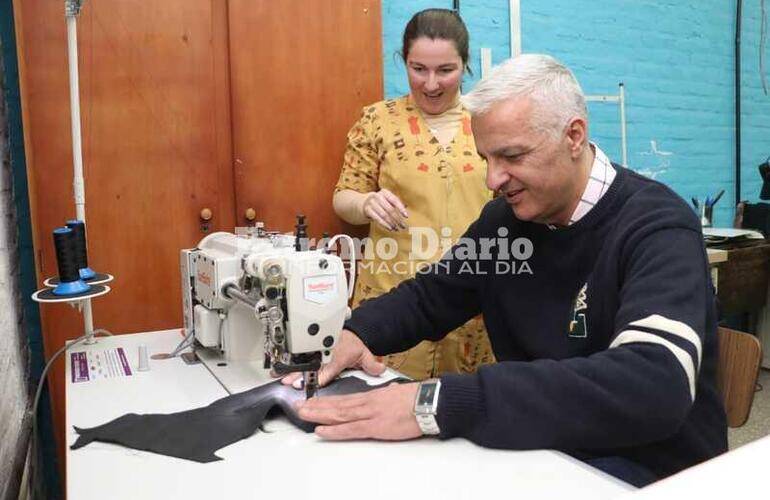 Imagen de Nizar Esper entregó una máquina para el taller de marroquinería