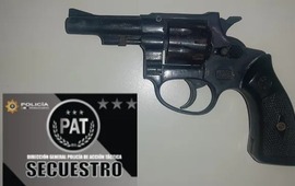 El arma que fue hallada en la mochila de un nene de 10 a&ntilde;os en la escuela Rep&uacute;blica del Per&uacute;.