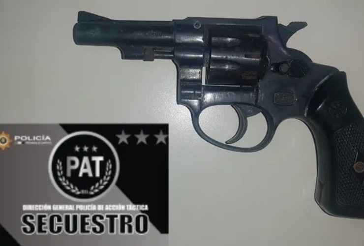 El arma que fue hallada en la mochila de un nene de 10 años en la escuela República del Perú.