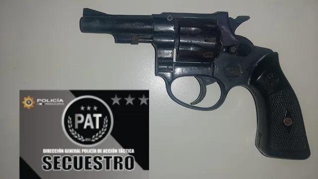 El arma que fue hallada en la mochila de un nene de 10 a&ntilde;os en la escuela Rep&uacute;blica del Per&uacute;.