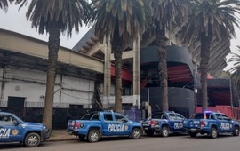 Los m&oacute;viles policiales este lunes por la tarde. (Twitter/@radio2rosario)