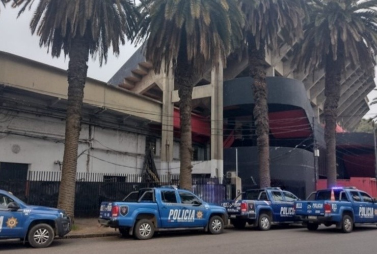 Los móviles policiales este lunes por la tarde. (Twitter/@radio2rosario)