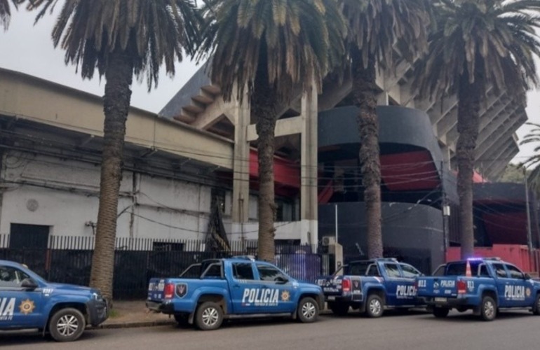 Los móviles policiales este lunes por la tarde. (Twitter/@radio2rosario)