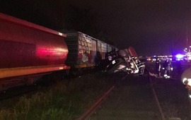 Imagen de Un muerto y dos heridos tras el choque de un tren y un cami&oacute;n