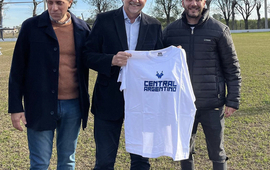 Imagen de Federico Ostinelli, presidente de Central Argentino, le obsequi&oacute; una camiseta del 'Lobo' al gobernador Omar Perotti en su visita a Fighiera.