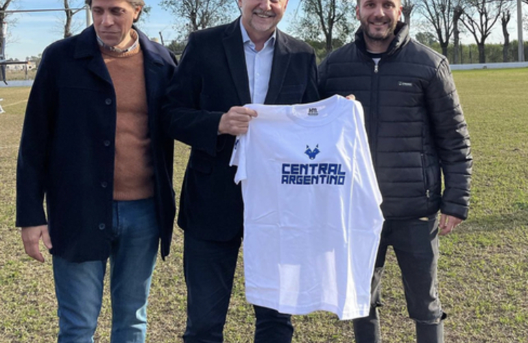 Imagen de Federico Ostinelli, presidente de Central Argentino, le obsequió una camiseta del 'Lobo' al gobernador Omar Perotti en su visita a Fighiera.