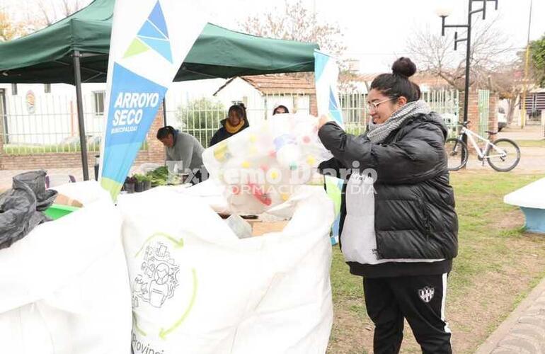 Imagen de Se realizó una nueva jornada de EcoCanje en la plaza San Martín