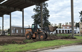 Imagen de Contin&uacute;a la obra relacionada con la Escuela Secundaria 'Hilario Lagos', sobre movimiento de suelo para el Play&oacute;n Deportivo.
