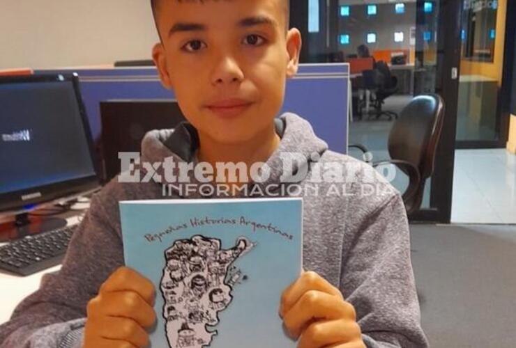 Imagen de Eugenio, un niño de 13 años que escribió su primer libro y se agotaron las ventas