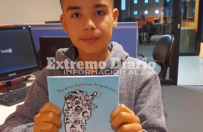 Imagen de Eugenio, un niño de 13 años que escribió su primer libro y se agotaron las ventas