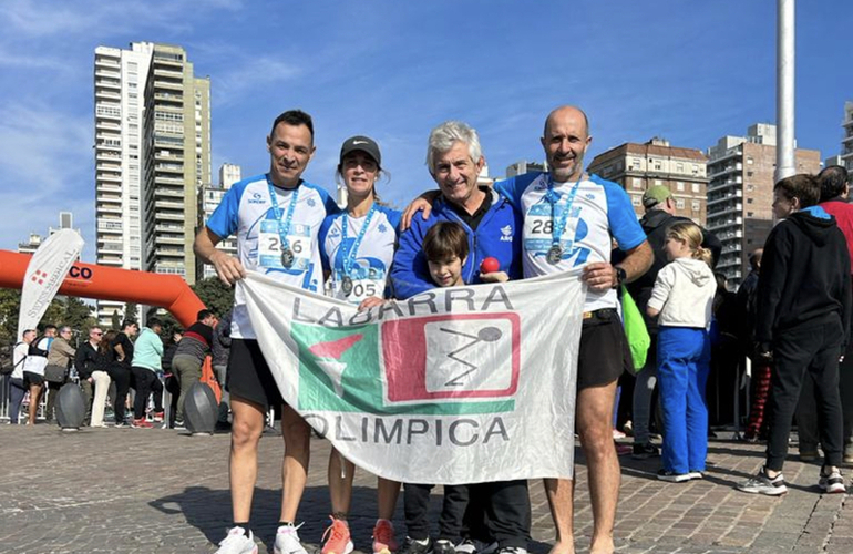 Imagen de El 'Team Running' de Labarra Olímpica, corrió los 42 km de la maratón del Monumento a la Bandera.