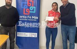 Imagen de Fighiera: Entregaron tarjetas de cobro a alumnos del programa Santa Fe M&aacute;s