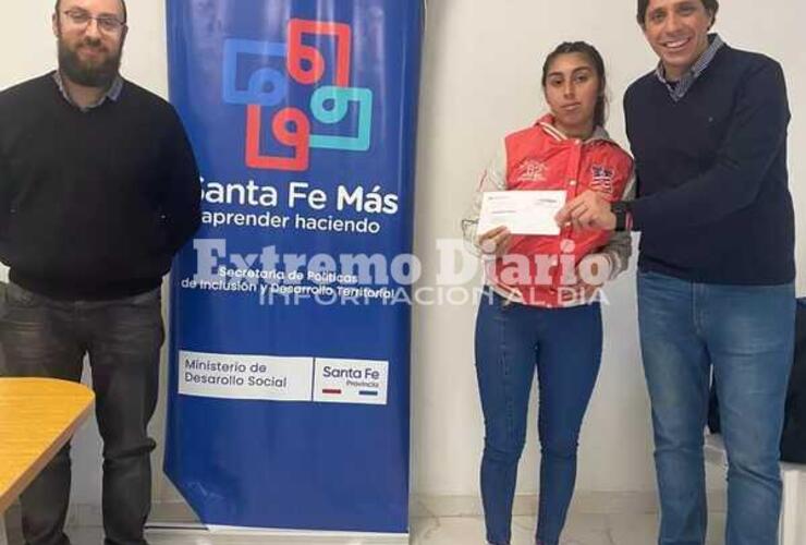 Imagen de Fighiera: Entregaron tarjetas de cobro a alumnos del programa Santa Fe Más