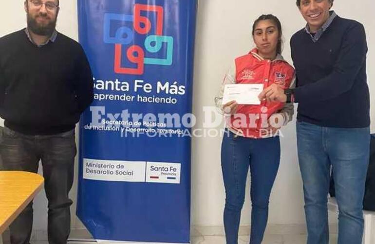 Imagen de Fighiera: Entregaron tarjetas de cobro a alumnos del programa Santa Fe Más