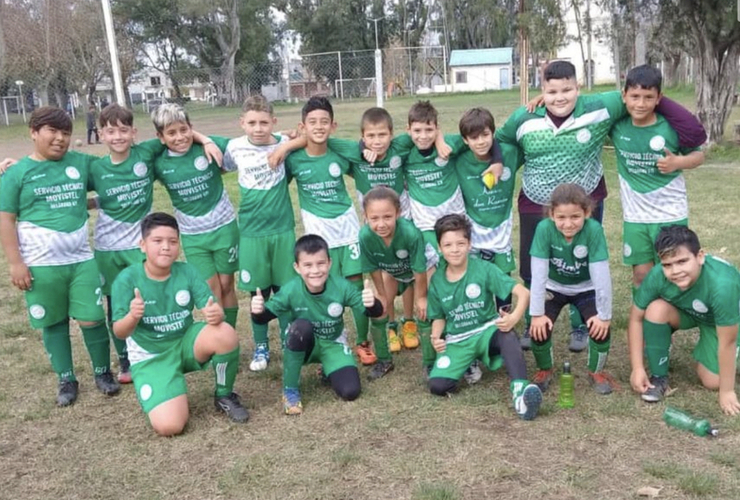 Imagen de Los chicos de la 2013 de Amigos de la Estación, son 'Campeones' en la Liga del Litoral.