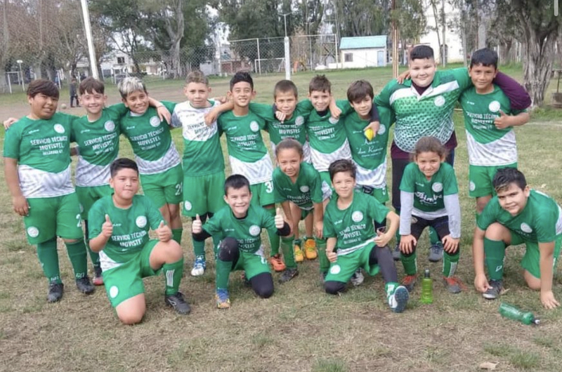 Imagen de Los chicos de la 2013 de Amigos de la Estaci&oacute;n, son 'Campeones' en la Liga del Litoral.