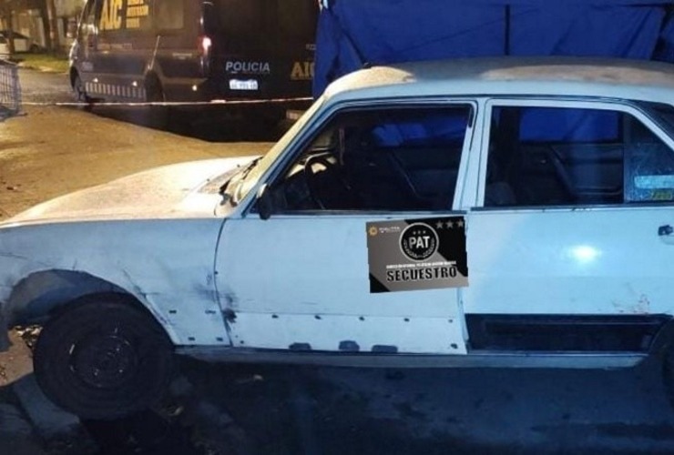 El ataque cuando la víctima estaba en su Peugeot 504 blanco.