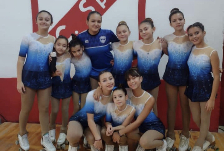 Imagen de Patinadoras de Central Argentino de Fighiera, compitieron por la Liga Independiente.