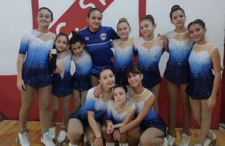 Imagen de Patinadoras de Central Argentino de Fighiera, compitieron por la Liga Independiente.