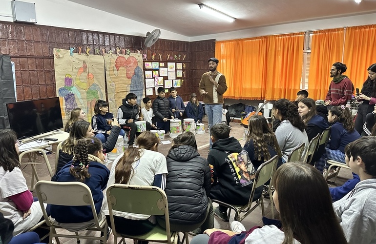 Imagen de Tendiendo Redes: Talleres Culturales para alumnos de 7mo de la Escuela Primaria 'Juan Larrea'.