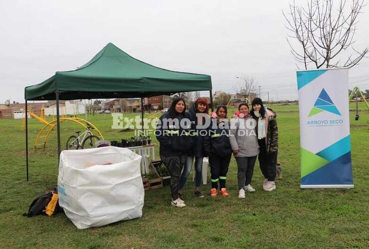 Imagen de Se llevó adelante una nueva jornada de EcoCanje en la plaza Raúl Alfonsín