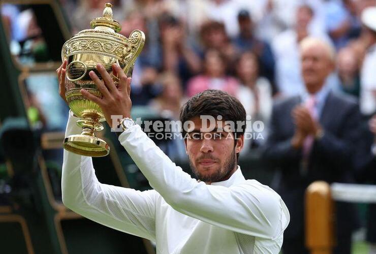 Imagen de Alcaraz destron&oacute; a Djokovic y se coron&oacute; campe&oacute;n en Wimbledon