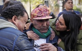El pap&aacute; de Franco Casco frente a los Tribunales Federales de Oro&ntilde;o. (Alan Monz&oacute;n/Rosario3)