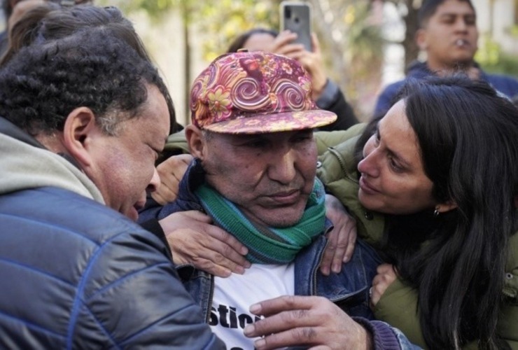 El papá de Franco Casco frente a los Tribunales Federales de Oroño. (Alan Monzón/Rosario3)