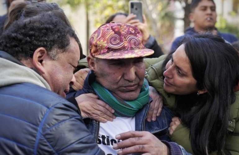 El papá de Franco Casco frente a los Tribunales Federales de Oroño. (Alan Monzón/Rosario3)